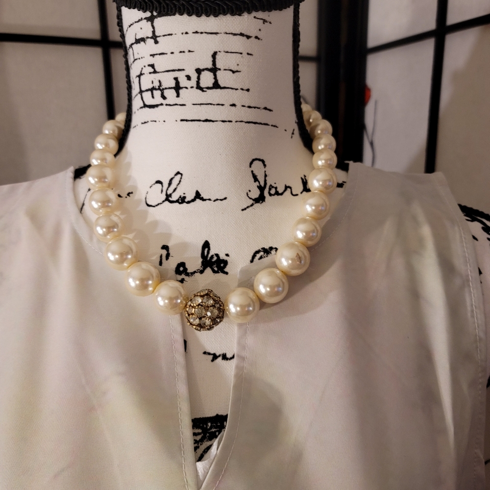 VINTAGE OLD FASHIONED 1985 LADIES FAUX PEARLS WITH JEWELED BALL - Picture 4 of 9